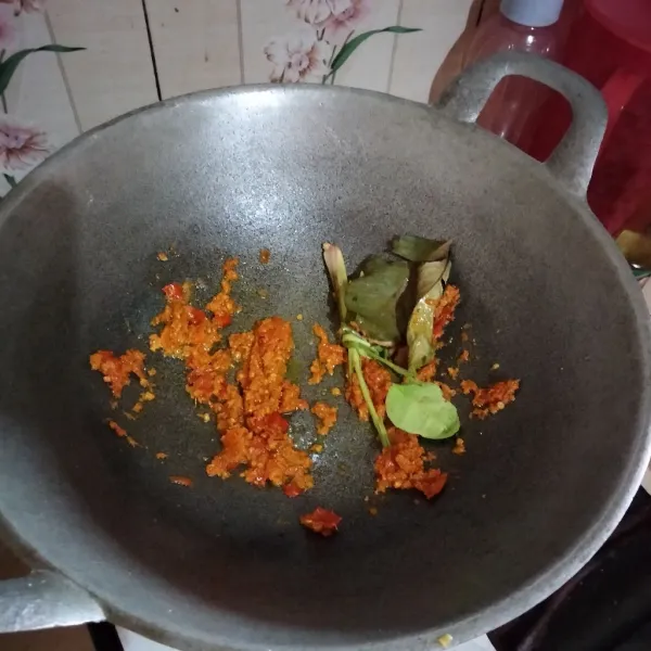 Tumis bumbu halus hingga harum, masukkan daun salam, daun jeruk, serai dan lengkuas.