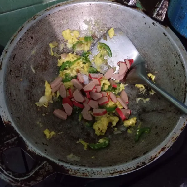 Masukkan sosis, beri sedikit air. Masak hingga matang.