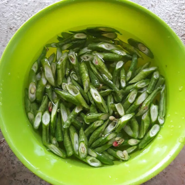 Iris serong kacang panjang.