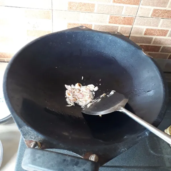 Tumis bawang merah dan putih hingga matang dan harum.