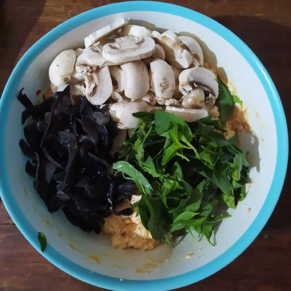 Masukkan kemangi,  jamur champignon dan jamur kuping, aduk rata.