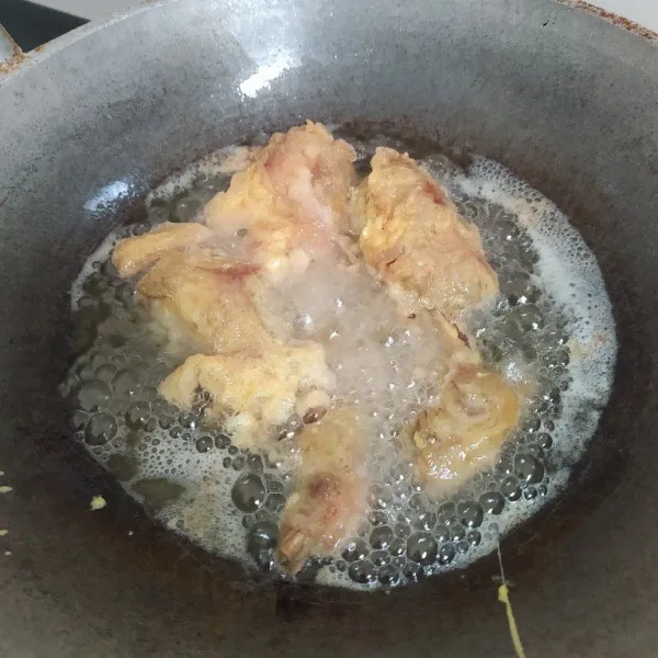 Celupkan ayam ungkep ke dalam telur lalu goreng hingga seluruh permukaan kecoklatan. Sajikan beserta sambal kesukaan keluarga