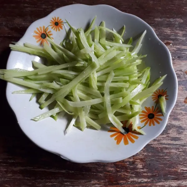 Kupas jipang dan iris tipis. Tambahkan sedikit garam, aduk rata, diamkan 10 menit. Cuci bersih dan tiriskan.