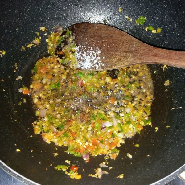 Tambahkan seasoning. Aduk rata. Masak sampai matang. Icip rasa.