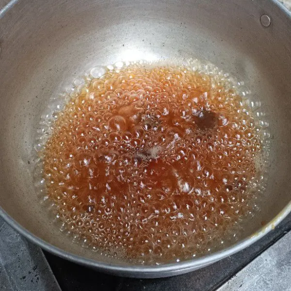 Rebus sampai mendidih. Masukkan dark brown sugar. Aduk hingga semua gula larut. Dinginkan.