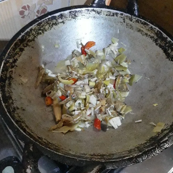 Masukkan ikan teri goreng, aduk rata dan masak hingga air menyusut.