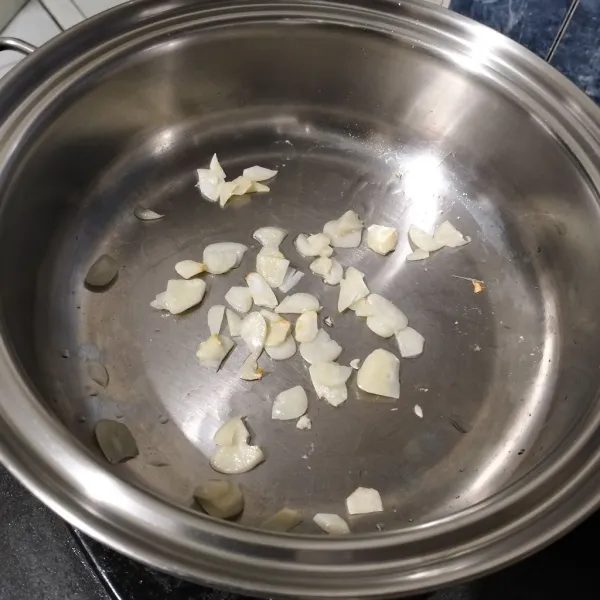 Tumis bawang hingga layu dan harum.