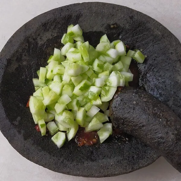 Masukkan timun ke dalam bumbu yang sudah dihaluskan tadi.