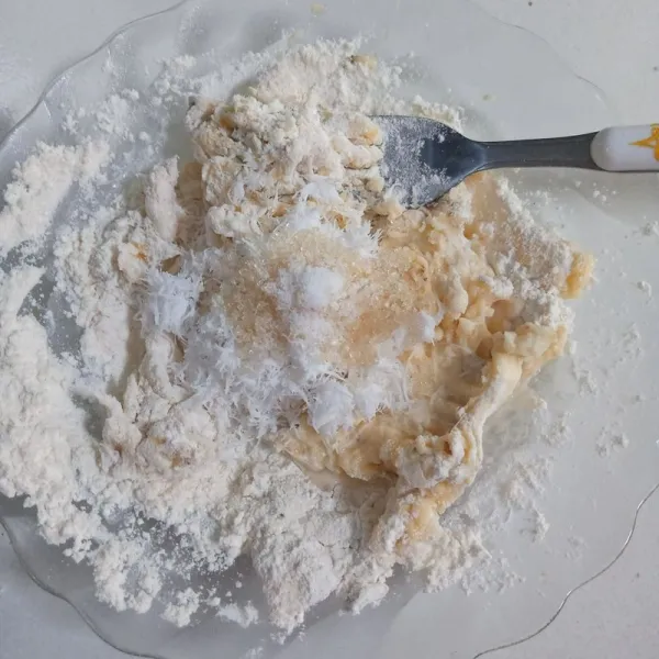 Tambahkan gula pasir, garam dan kelapa parut.