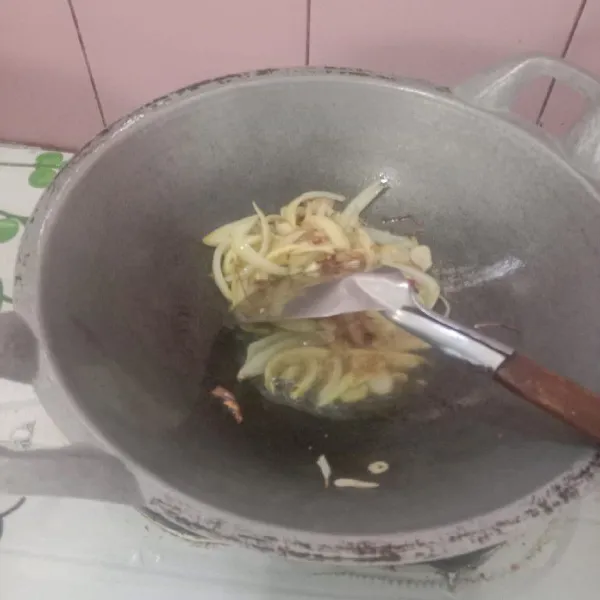 Tumis bawang bombay, bawang merah dan bawang putih hingga harum.