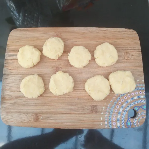 Bentuk bulat pipih atau sesuai selera bentuknya, sisihkan.