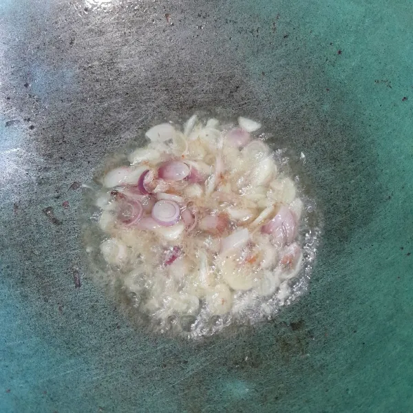 Tumis bawang merah dan bawang putih sampai harum.
