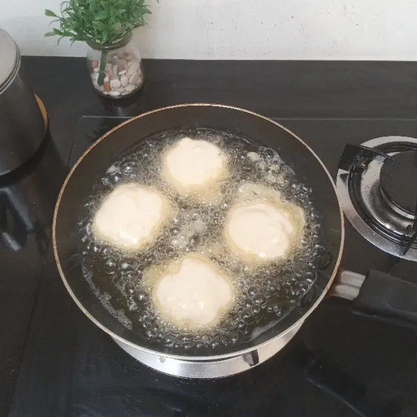 Kemudian goreng hingga kedua sisinya matang atau kuning keemasan, angkat, pindahkan ke piring saji.