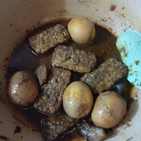 Setelah bumbu meresap dan warnanya kecokelatan. Matikan kompor dan sajikan.