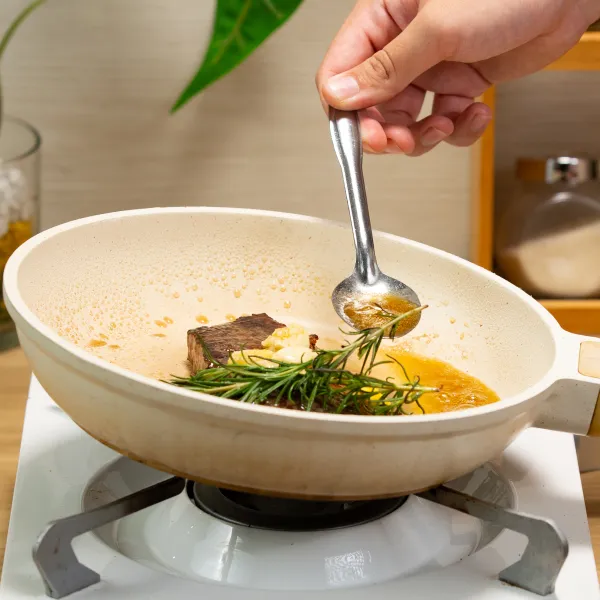 Jangan lupa untuk menyendokkan bumbu ke atas daging. Setelah beberapa menit (tergantung tingkat kematangan yang diinginkan: 3-5 menit untuk medium, 7-10 menit untuk well done), balik daging ke sisi sebelahnya.
