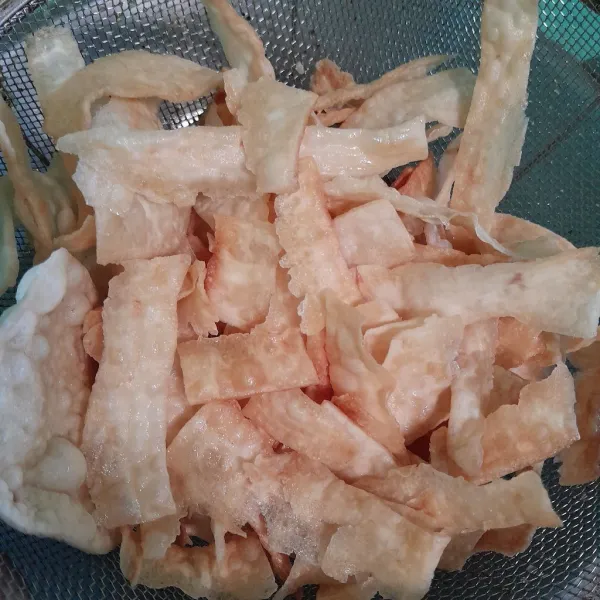 Tiriskan minyak menggunakan saringan.