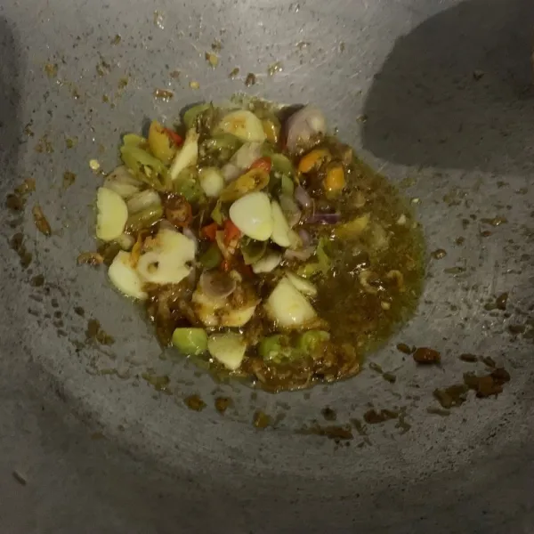 Masukkan bahan ke gorengan ebi tumis sampai layu.