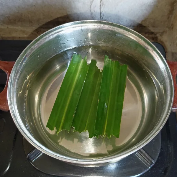 Rebus air dan daun pandan.