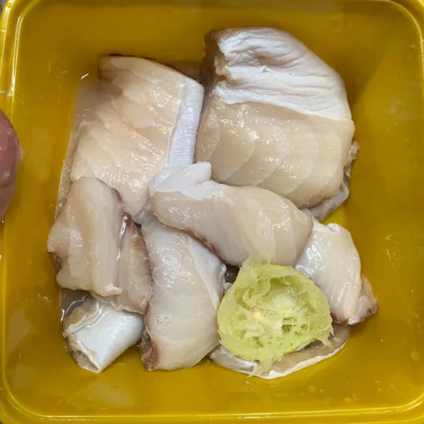 Marinasi ikan dengan lemon sekitar 15 menit. Kemudian cuci bersih.