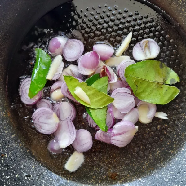 Panaskan secukupnya minyak dalam wajan. Masukkan daun jeruk,irisan bawang merah dan bawang putih. Tumis hingga harum.