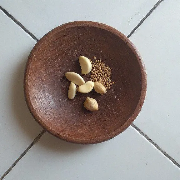 Haluskan bawang putih, kemiri dan ketumbar.