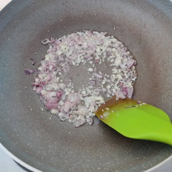 Panaskan minyak, tumis bawang merah dan bawang putih hingga harum.