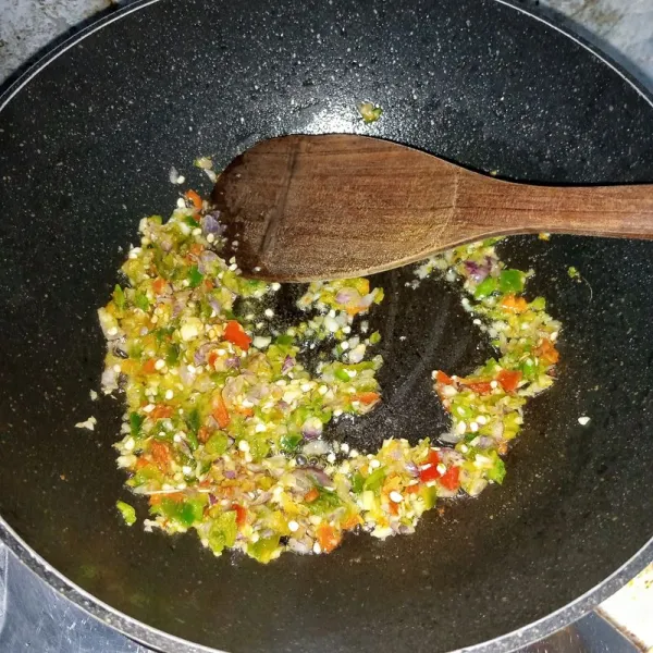 Cincang kasar bumbu atau bisa pakai chopper kemudian tumis sampai harum dan layu.