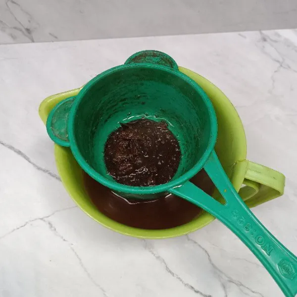 Saring ke dalam gelas.