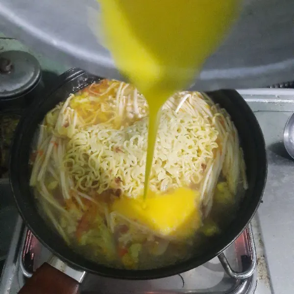 Tambahkan kocokan telur, masak sampai semua benar-benar matang.