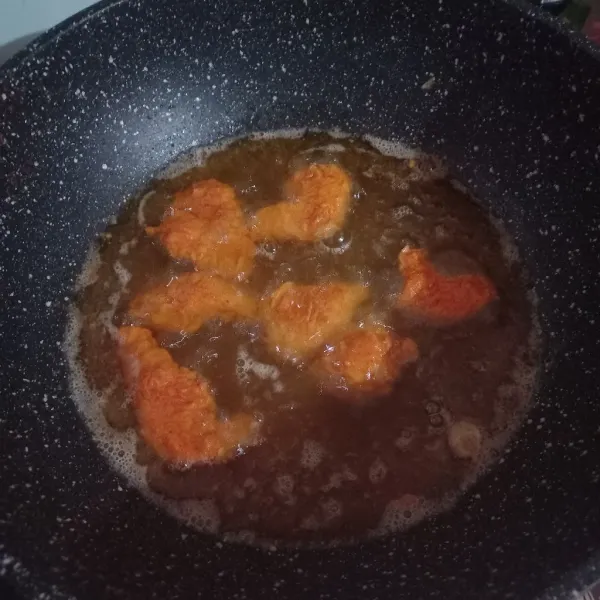 Panaskan minyak, goreng ayam hingga matang, tiriskan