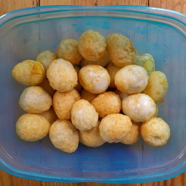 Panaskan minyak cukup banyak dalam wajan, kemudian masukkan telur puyuh yang sudah direbus. Goreng telur puyuh hingga berkulit, angkat dan sisihkan. Kurangi minyak dalam wajan