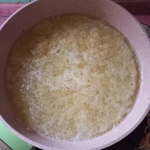 Panaskan air, rebus kentang sekitar 3-5 menit, tiriskan dan peras lagi airnya