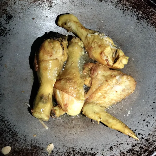 Langkah yang pertama goreng ayam yang sudah di cuci bersih karena saya lebih suka ayam nya di goreng terlebih dahulu dan goreng hingga matang.