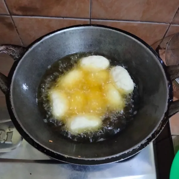 Panaskan minyak, kemudian masukkan combro.