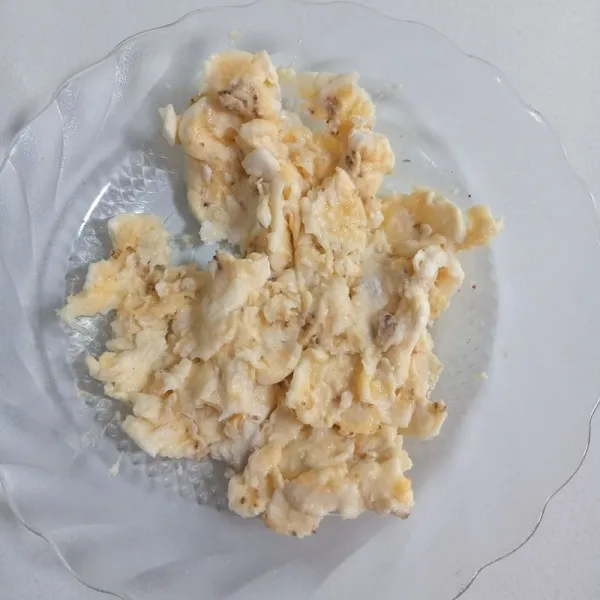 Kupas pisang kemudian hancurkan.