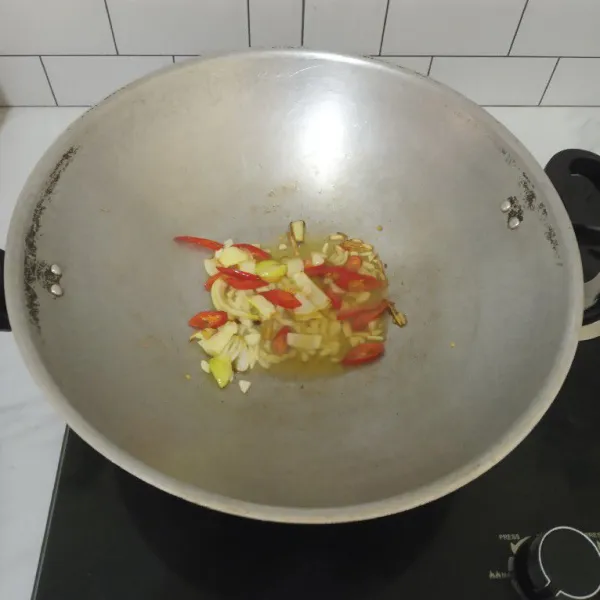 Tumis irisan bawang bombay, bawang putih dan cabai lalu tambahkan saus tiram, garam dan merica.