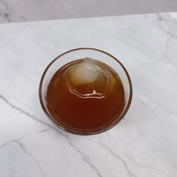 Pindahkan ke gelas saji berisi es batu.