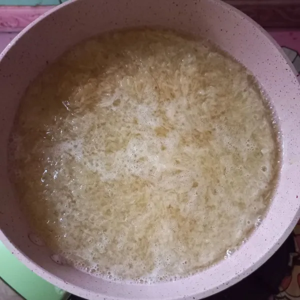 Parut kentang, cuci bersih dan peras, kemudian rebus hingga matang sekitar 5 menit, peras lagi airnya. Tiriskan.
