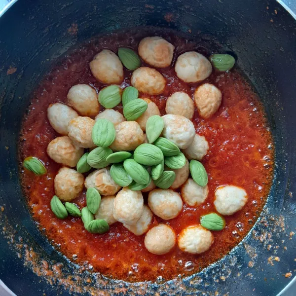 Masukkan petai dan telur puyuh yang sudah digoreng. Masak hingga petai harum dan mulai layu. Koreksi rasa, lalu angkat. Sambal telur puyuh petai siap disajikan