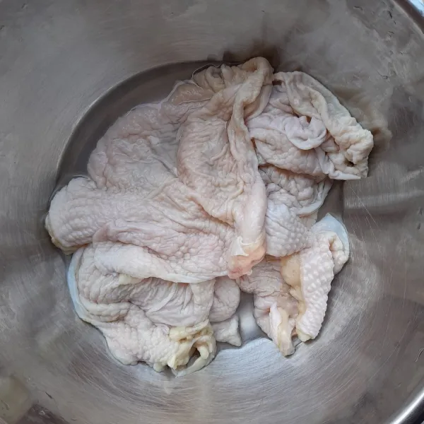 Cuci bersih kulit ayam. Masukkan 1 sdm cuka,aduk rata diamkan selama 15 menit. Bilas kembali dan tiriskan.
