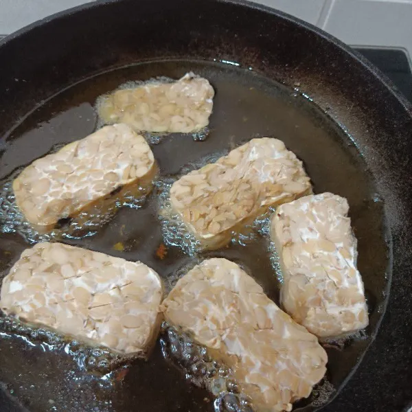 Goreng tempe sampai kecokelatan, angkat dan sisihkan.