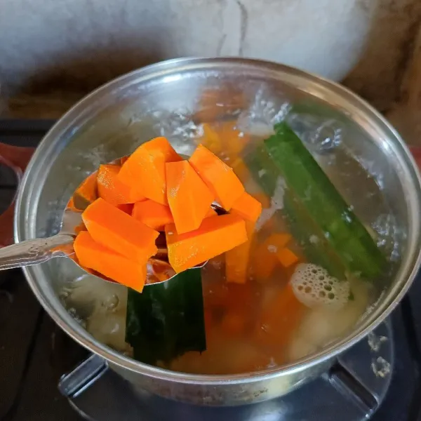 Bila sudah mendidih masukkan labu kuning.