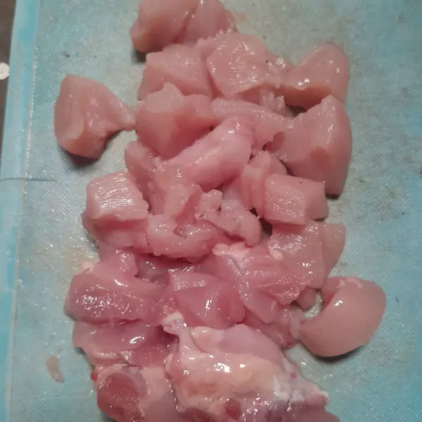 Potong-potong ayam, cuci bersih lalu kucuri dengan jeruk nipis.