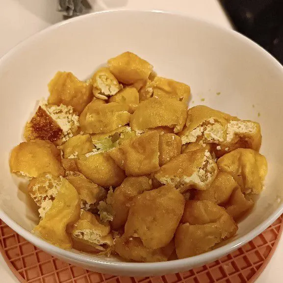 Potong/gunting tahu jadi kecil-kecil.