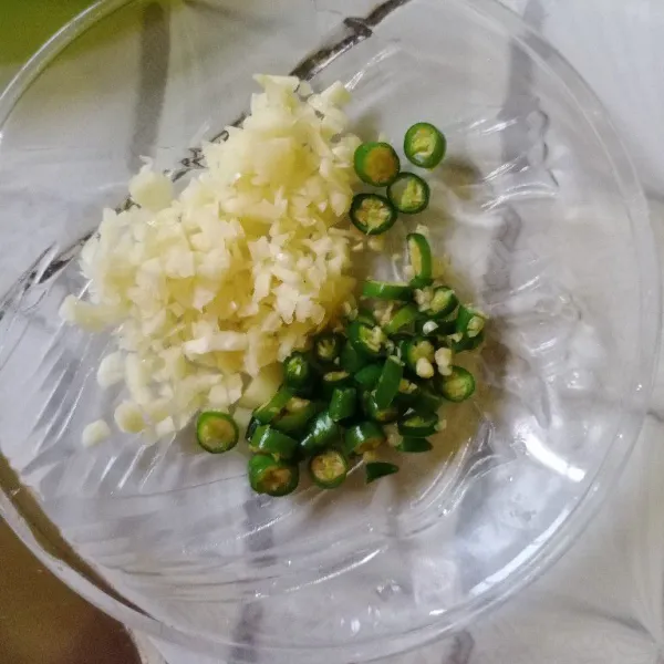 Iris bawang putih dan rawit.