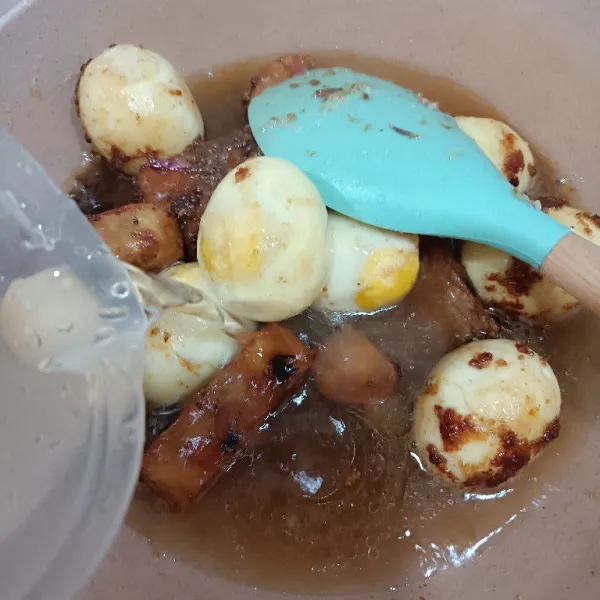Tuang air dan aduk semua bahan. Masak hingga mendidih.