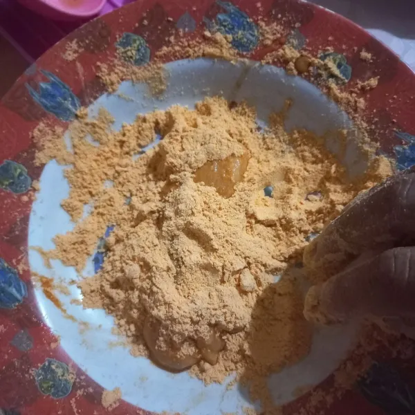 Gulingkan ayam di atas tepung kering yang sudah dibumbui. Lalu celupkan lagi ke adonan basah, kemudian balur lagi di tepung kering sambil ditekan-tekan agar menghasilkan tepung yang keriting, sisihkan