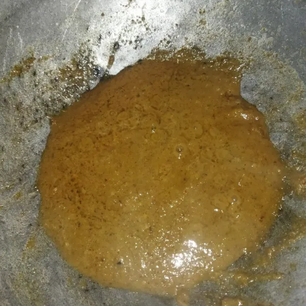 Lalu masukkan kacang tanah yang sudah diblender dan air, masak hingga mengental, tambahkan garam dan gula aren, angkat.