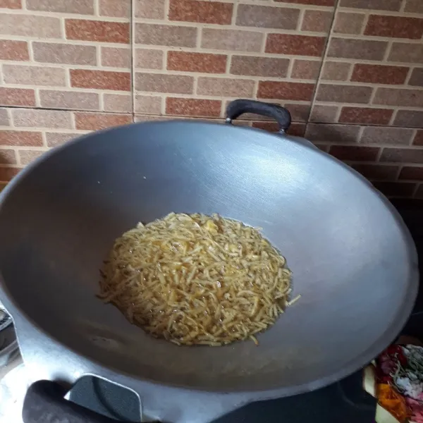 Goreng kentang dalam minyak panas hingga renyah, angkat dan tiriskan