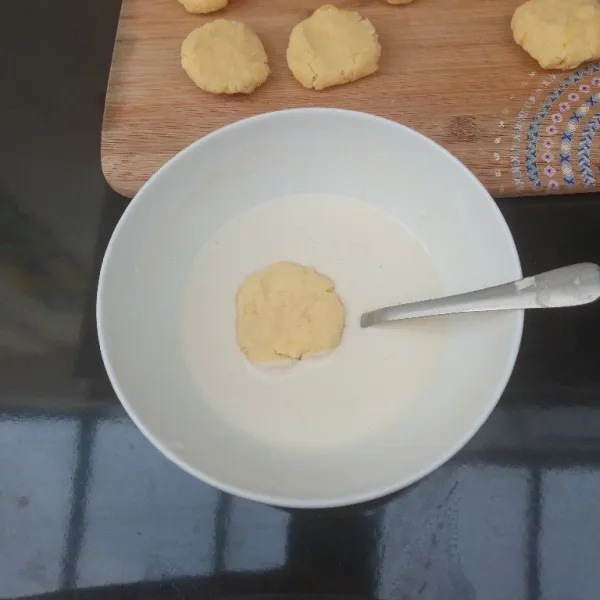 Masukkan tape, pastikan tape terbalut tepung semua.